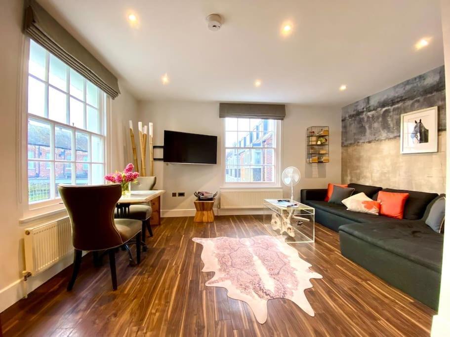 Stunning Little House On Poole Quay - Free Secure Parking & Wifi - In The Heart Of The Old Town - Great Location - Free Parking - Fast Wifi - Smart Tv - Newly Decorated - Sleeps 2! Close To Poole & Bournemouth & Sandbanks Luaran gambar